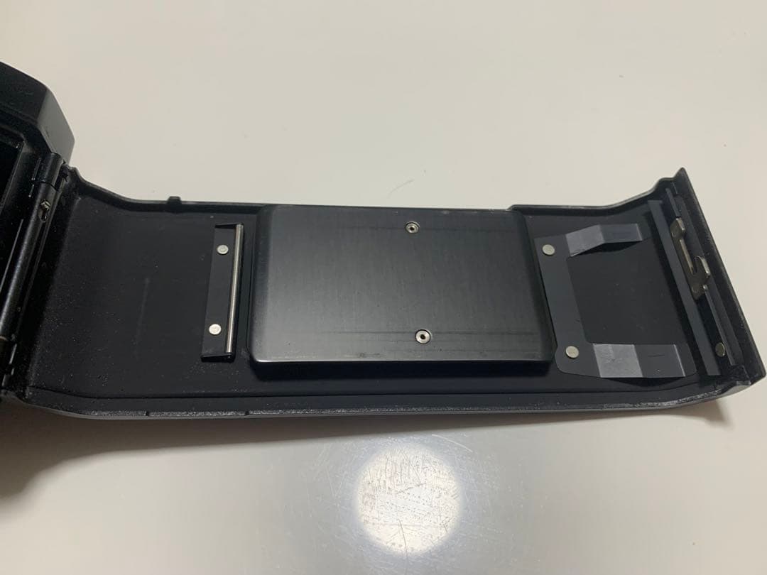 Nikon FE + Ai-S NIKKOR 50mm f/1.8 レンズ付き