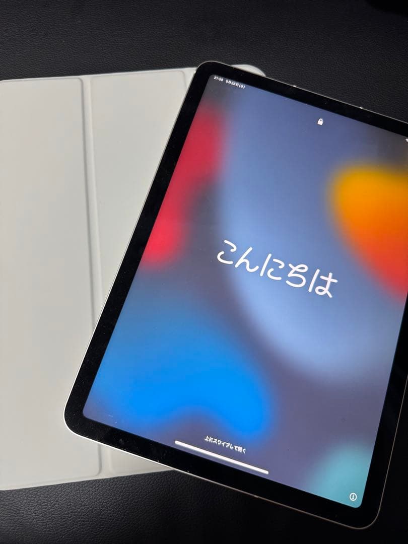 ★ほぼ新品　iPad Air第5世代 64GBスターライト 三つ折りケース付き