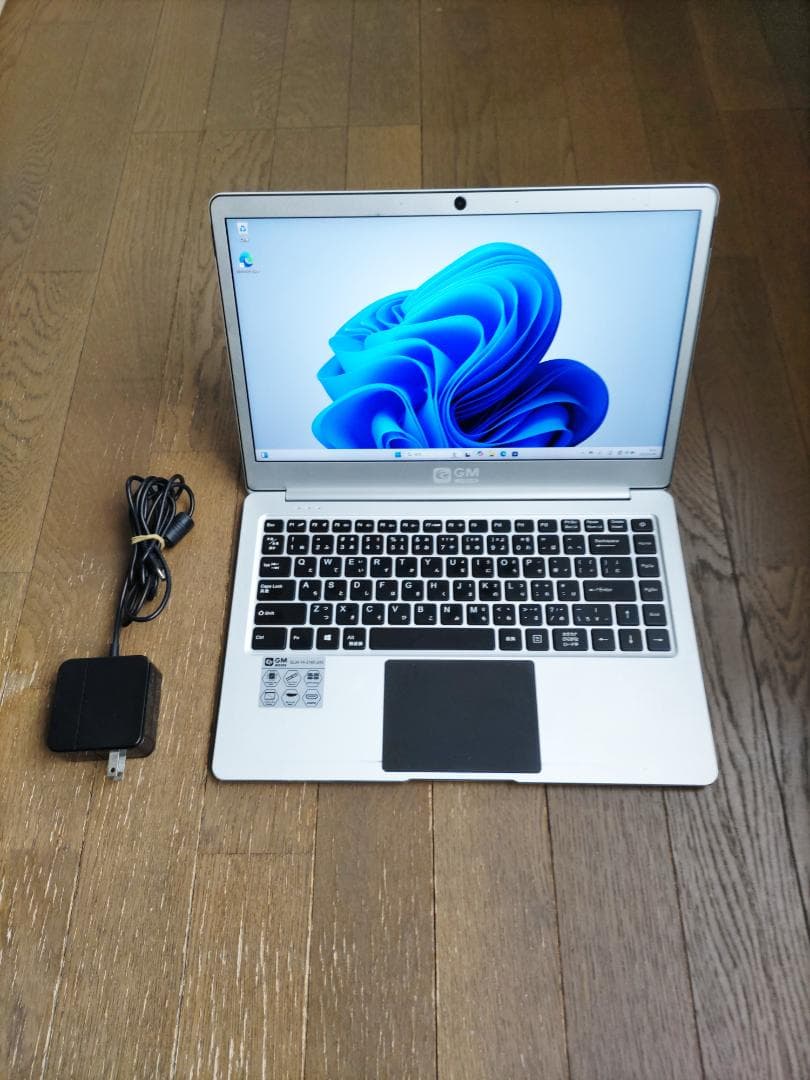 薄くてスタイリッシュなノートPC メモリー8GB　M.2SSD