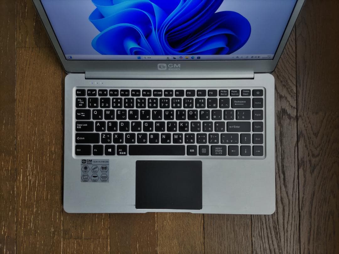 薄くてスタイリッシュなノートPC メモリー8GB　M.2SSD