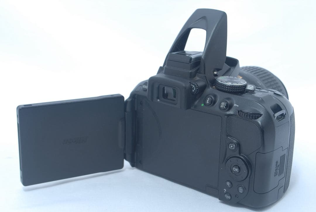 ニコン 一眼レフ♥️人気機種♥️迷ったらコレ♥️スマホ転送 可動式液晶 状態良好✨