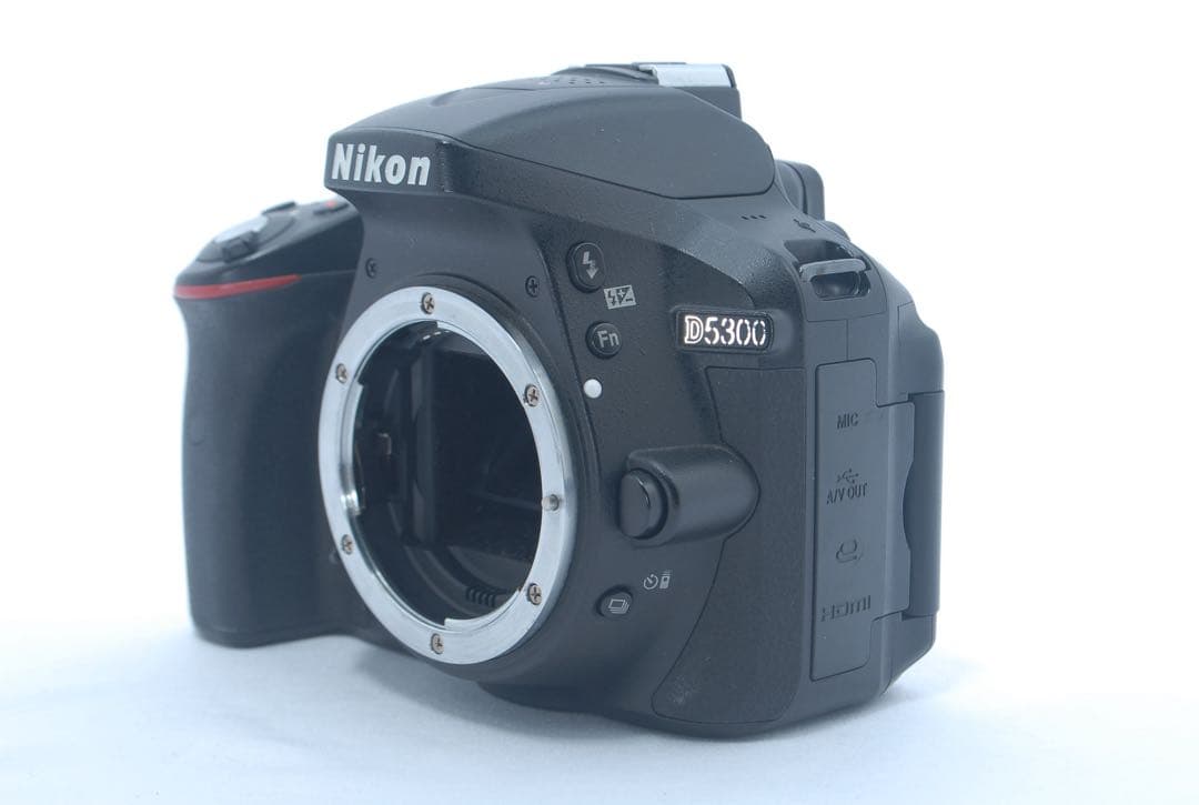 ニコン 一眼レフ♥️人気機種♥️迷ったらコレ♥️スマホ転送 可動式液晶 状態良好✨