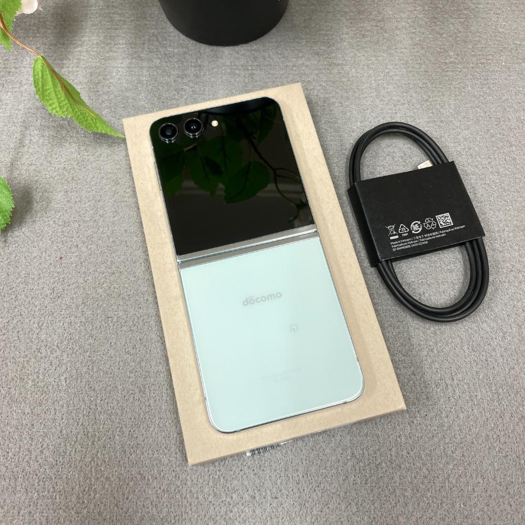 新品同様 Galaxy Z Flip5 256GB 国内版SIMフリー 送料無料