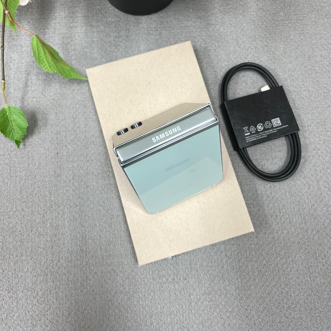 新品同様 Galaxy Z Flip5 256GB 国内版SIMフリー 送料無料