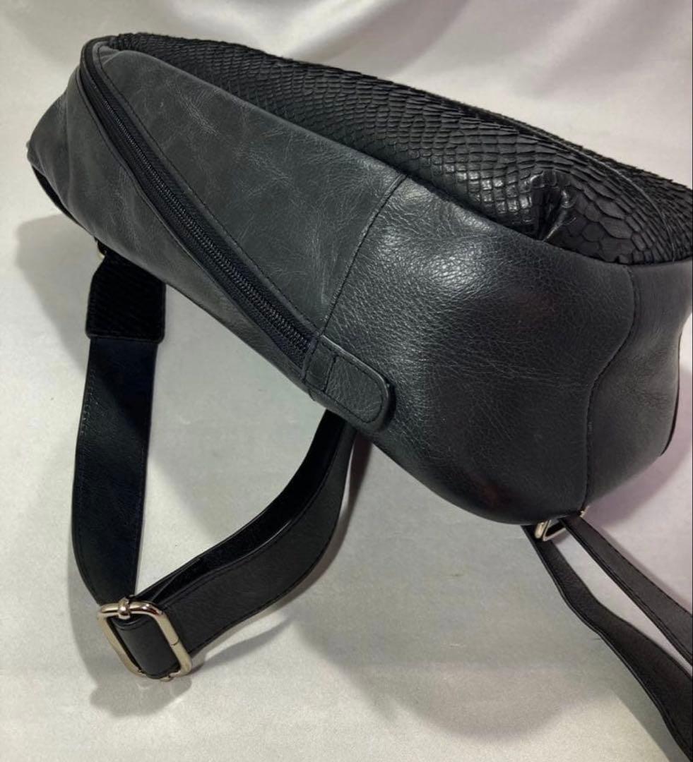 本物パイソンスキンxブライドルレザー使用のボディバッグ