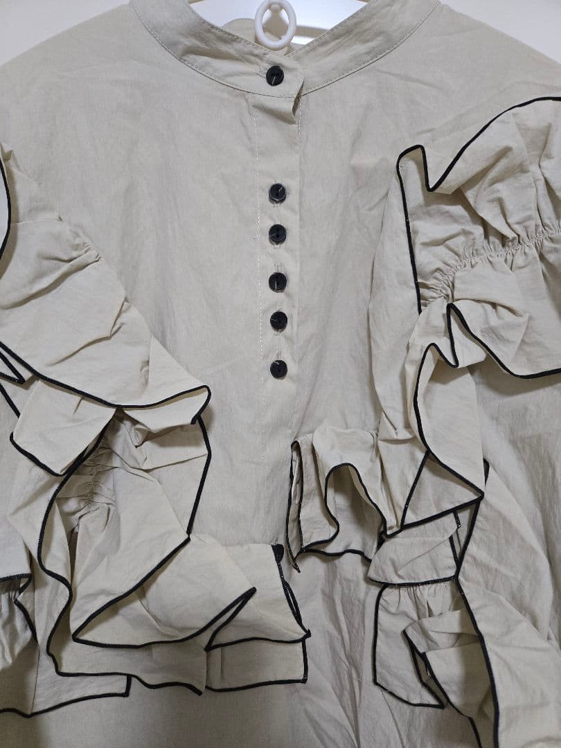 年末セール Eaphi FEELING FRILLS BLOUSE