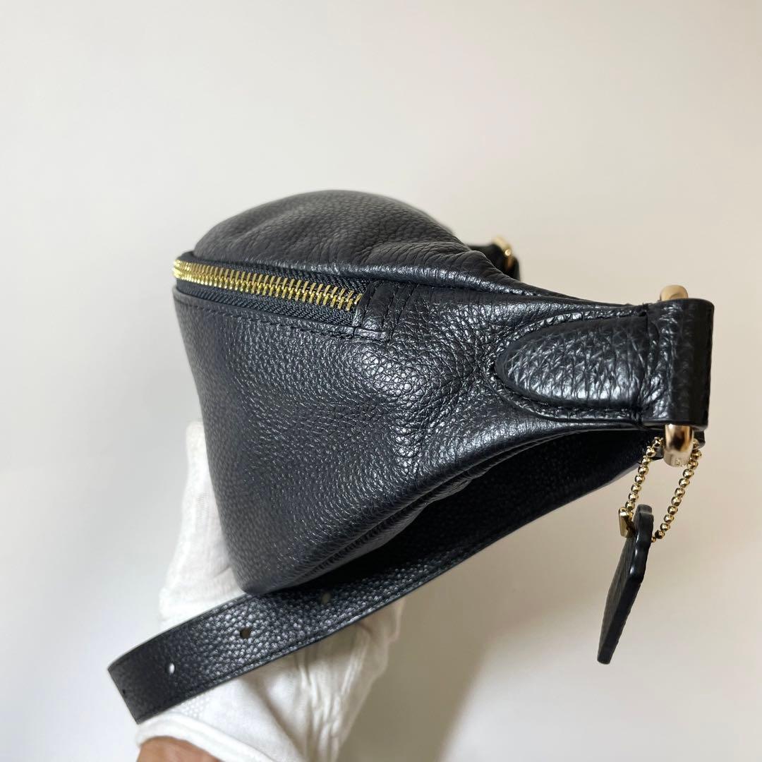新品同様✨️COACH ボディバッグ ウエストポーチ チャーム ペプルドレザー 黒