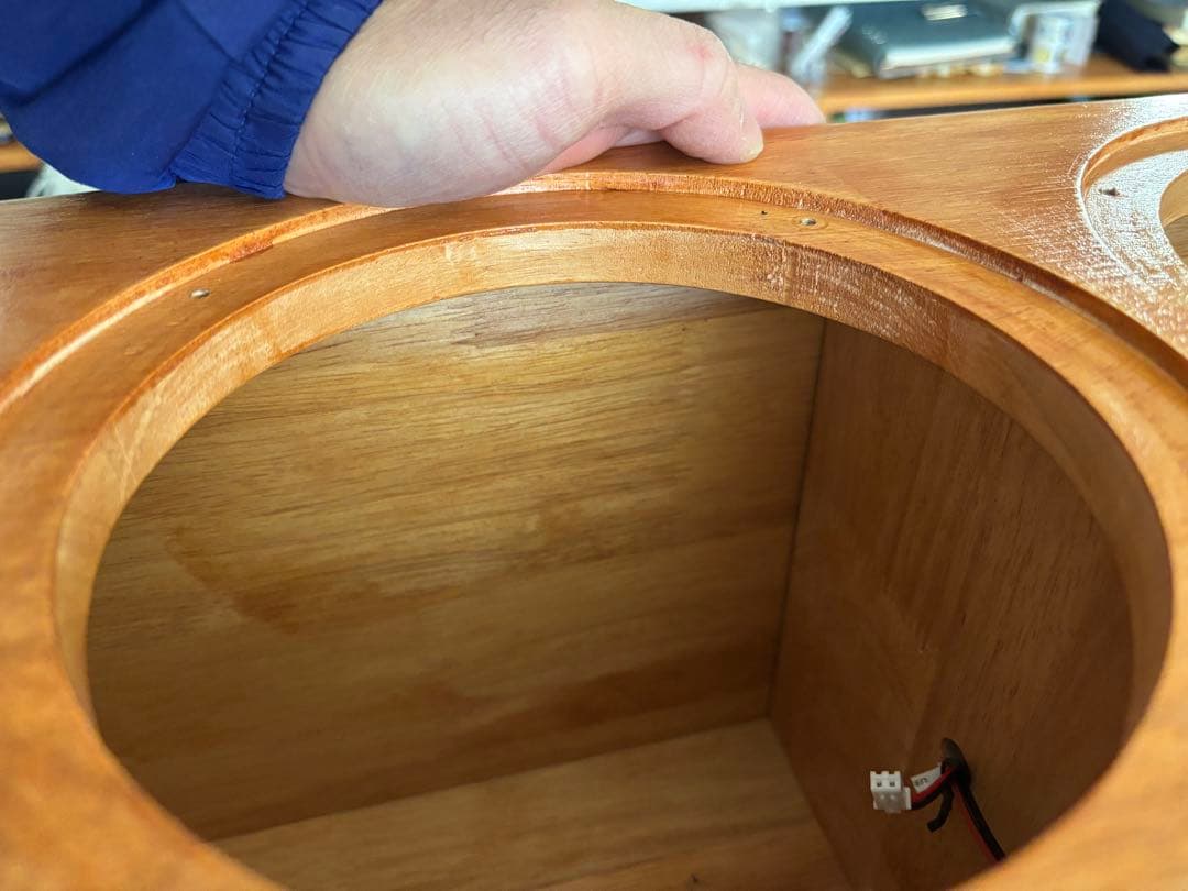 オーク材のスピーカー 高周波および低周波スピーカー