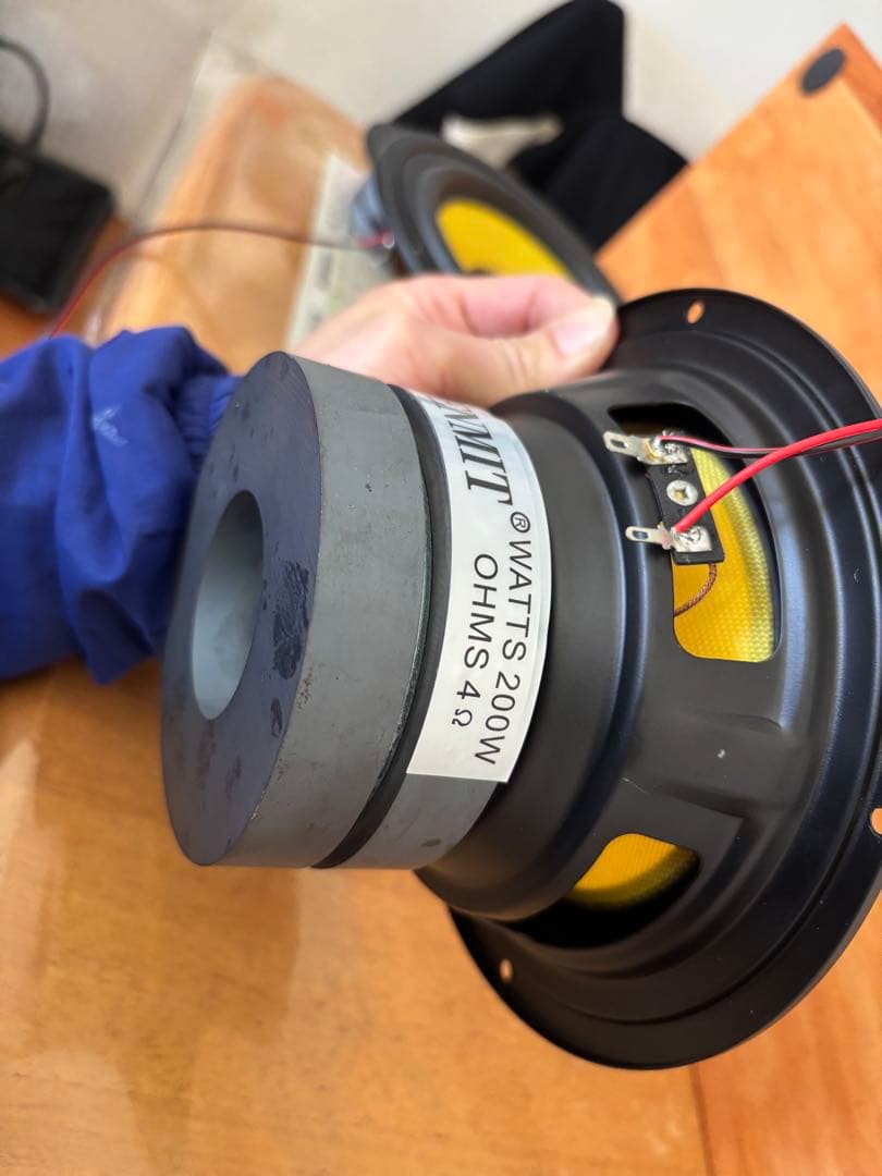 オーク材のスピーカー 高周波および低周波スピーカー