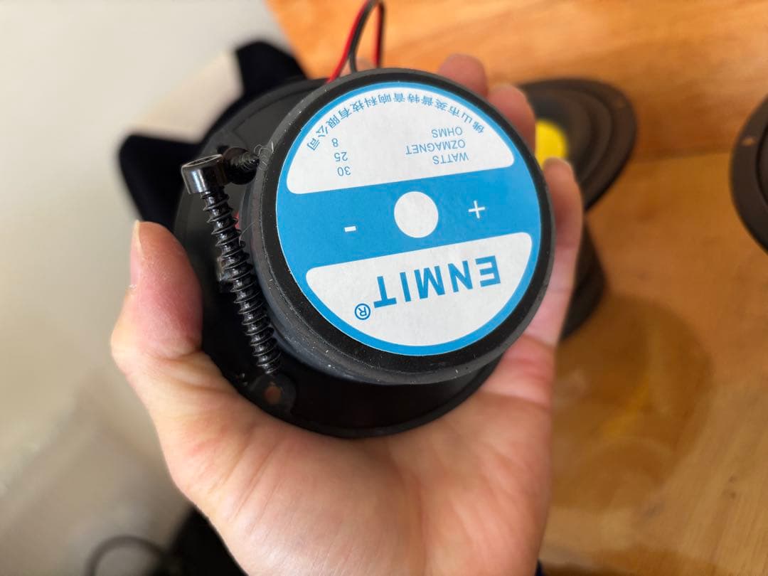 オーク材のスピーカー 高周波および低周波スピーカー