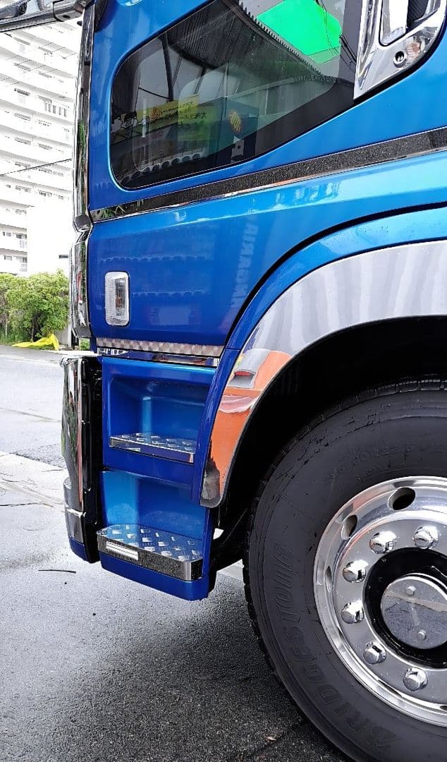 ピ*ん様 17スーパーグレート　サイドステップアルミ縞板×鏡面ステンボルトナット