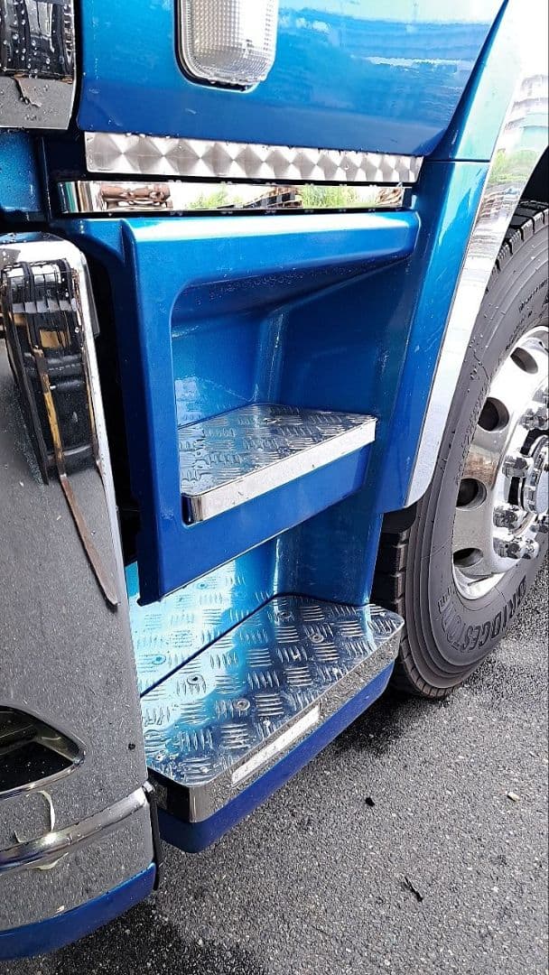 ピ*ん様 17スーパーグレート　サイドステップアルミ縞板×鏡面ステンボルトナット