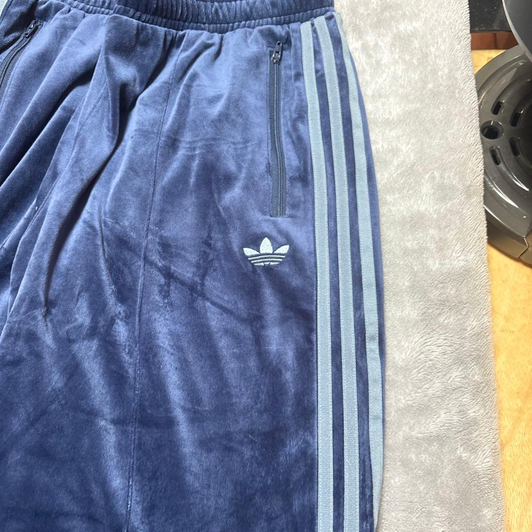 アディダス オリジナルスベロア トラックパンツ　ベッケンバウアー