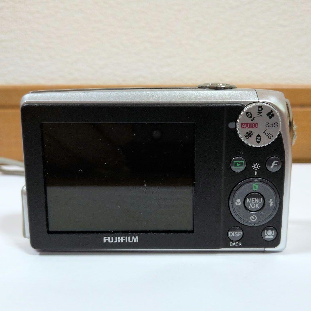 Fujifilm FinePix F40fd シルバー 8.3メガピクセル