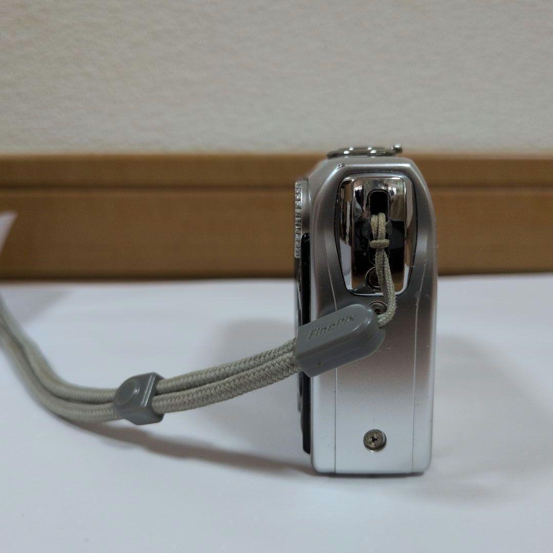 Fujifilm FinePix F40fd シルバー 8.3メガピクセル