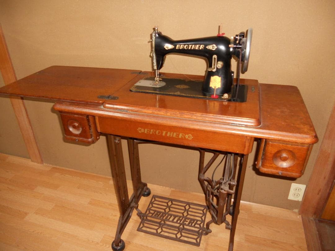 レトロ 足踏みミシン BROTHER ブラザー ミシン です。