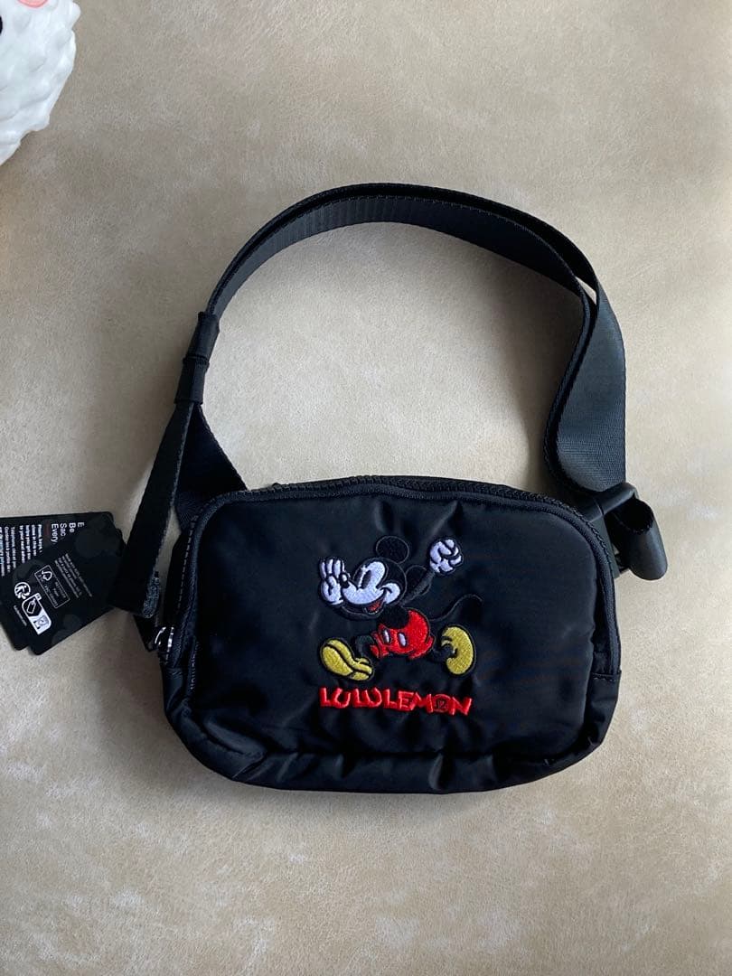 【新品未使用タグ付き】ディズニー x ルルレモン ベルトバッグ 1L ミッキー