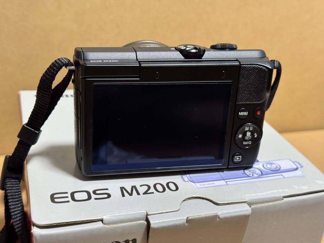 デジタルカメラ Canon EOS M200 & EF-M22mm F2 STM