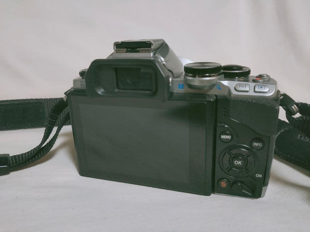 OLYMPUS OM-D E-M10【美品】一眼レフ カメラ