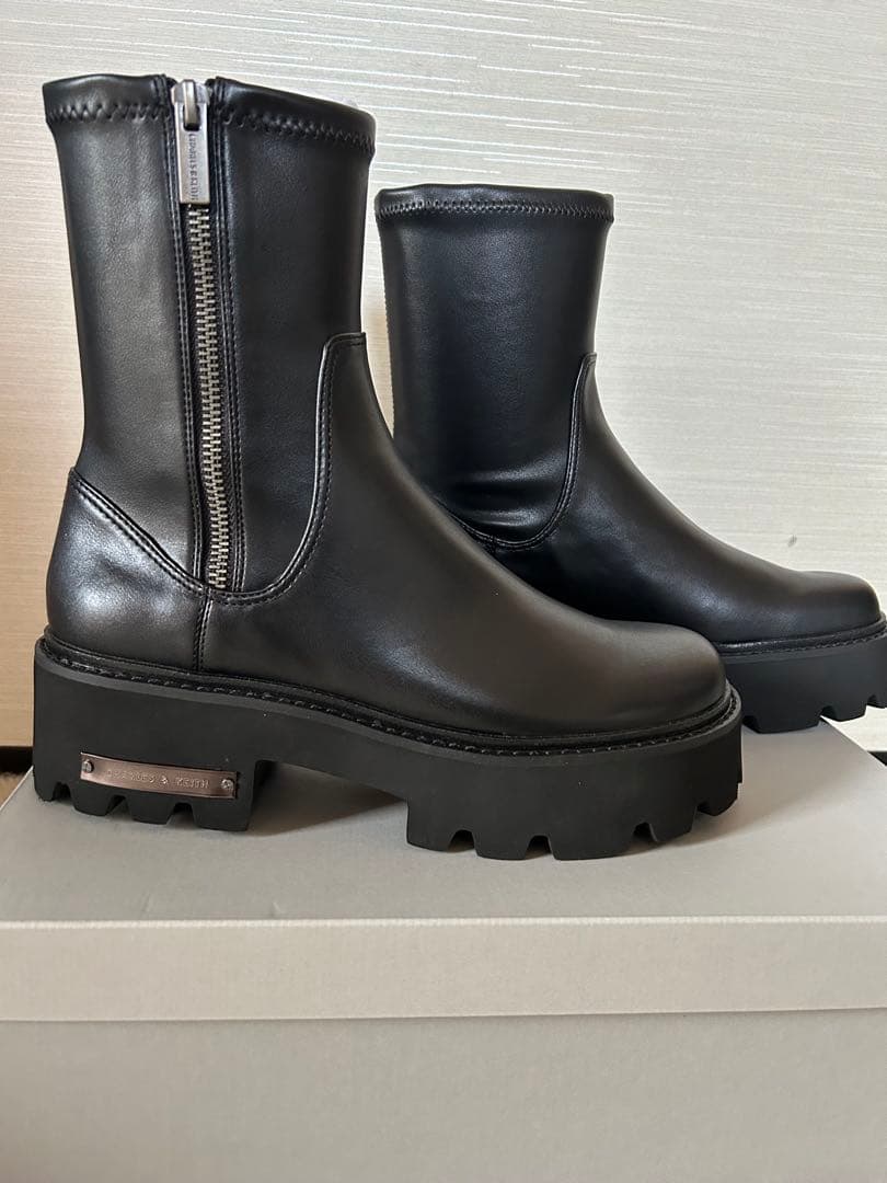 値下げしました❗️CHARLES & KEITH サイドジップ アンクルブーツ