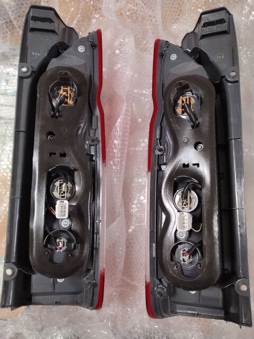 ハイエース新品未使用テールランプ2個セット