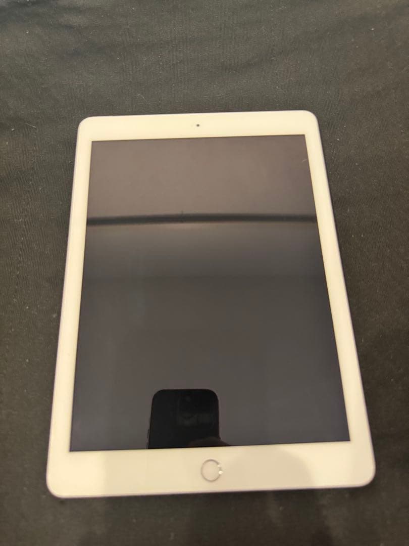 Apple iPad 第六世代　32GB シルバー 本体