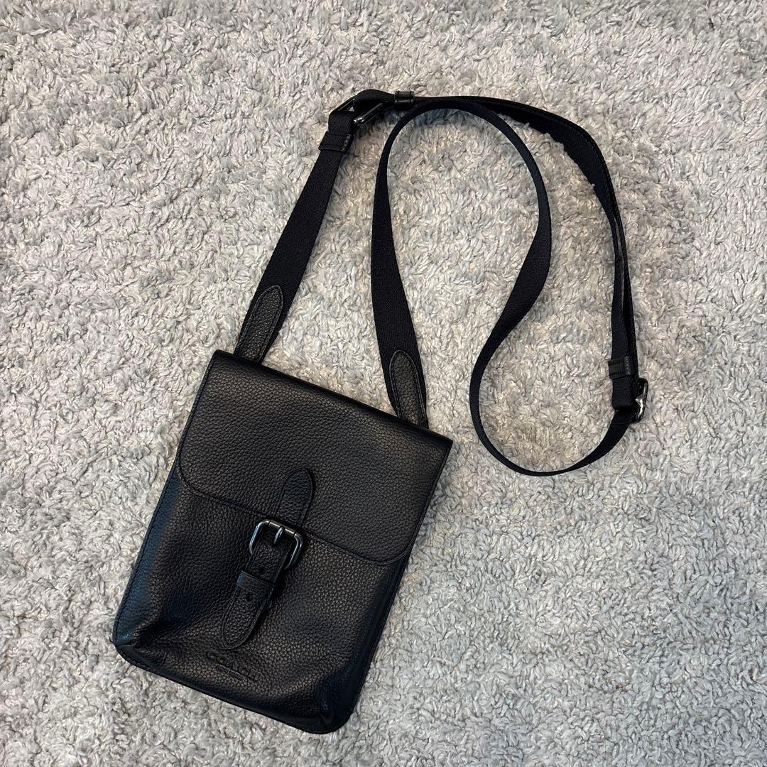 COACH 黒レザーショルダーバッグ バックル付き