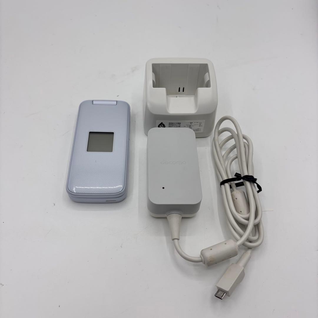 docomoらくらくホン F-01M ホワイト 充電器付き
