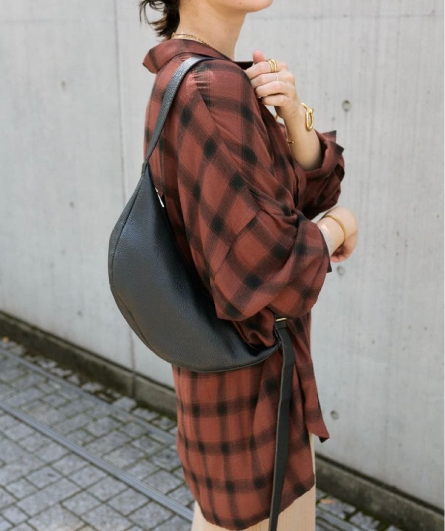 美品☆RIVE DROITE カーブボディバッグ レザー　ブラック　リヴドロワ