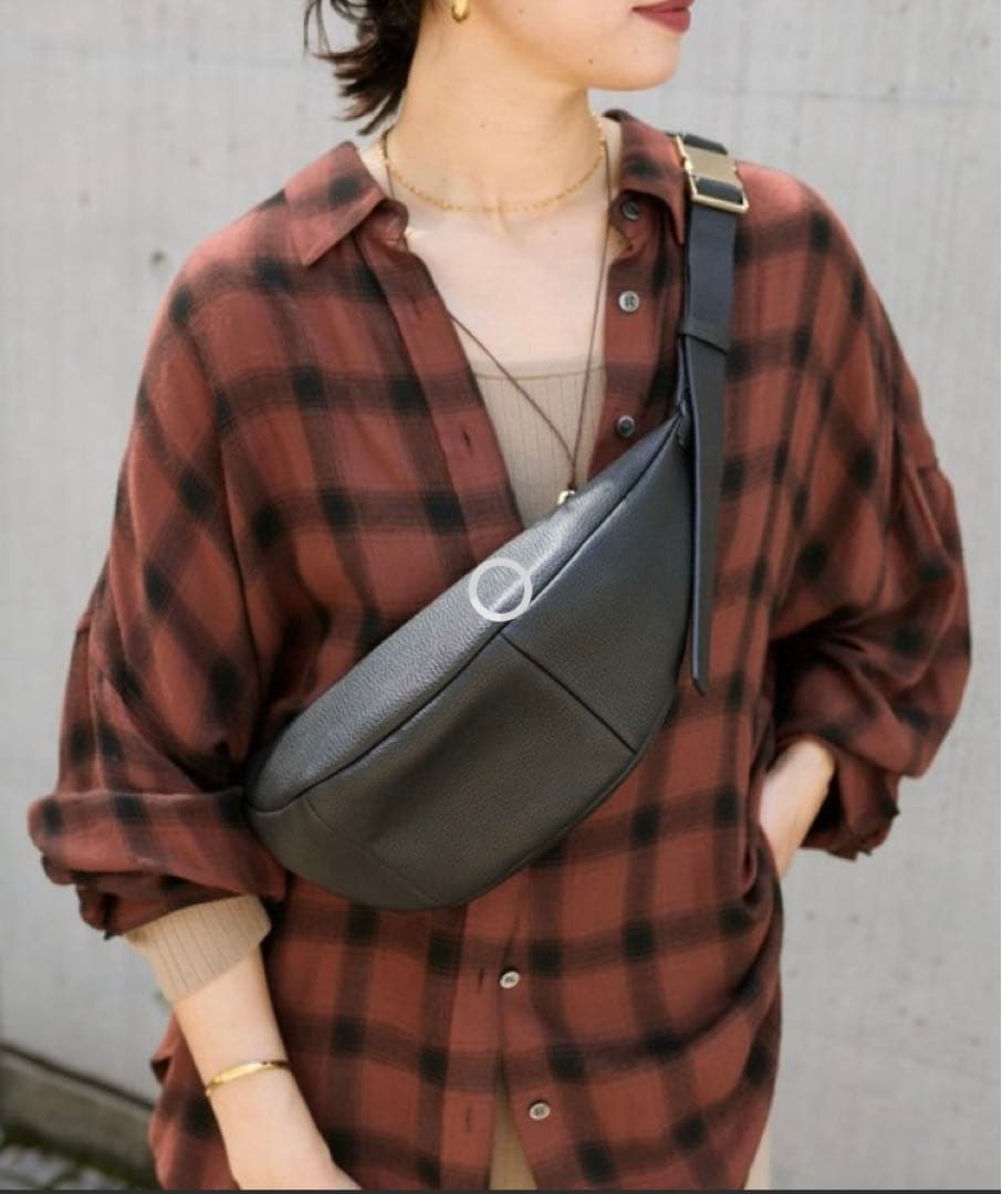 美品☆RIVE DROITE カーブボディバッグ レザー　ブラック　リヴドロワ