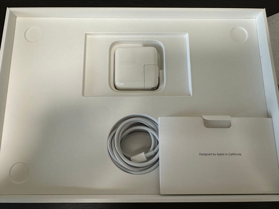 【極美品】バッテリー100%・回数 32回 MacBook Air