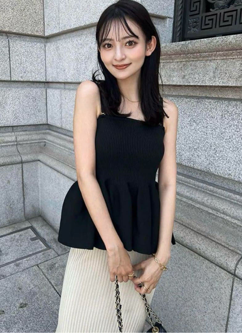 【美品】アニュアンス　ホールガーメントペプラムニットキャミ　ブラック