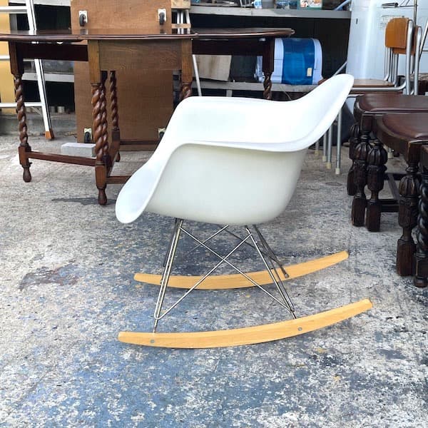 ハーマンミラー　イームズ　アームシェルチェア　ロッカーベース　ホワイト