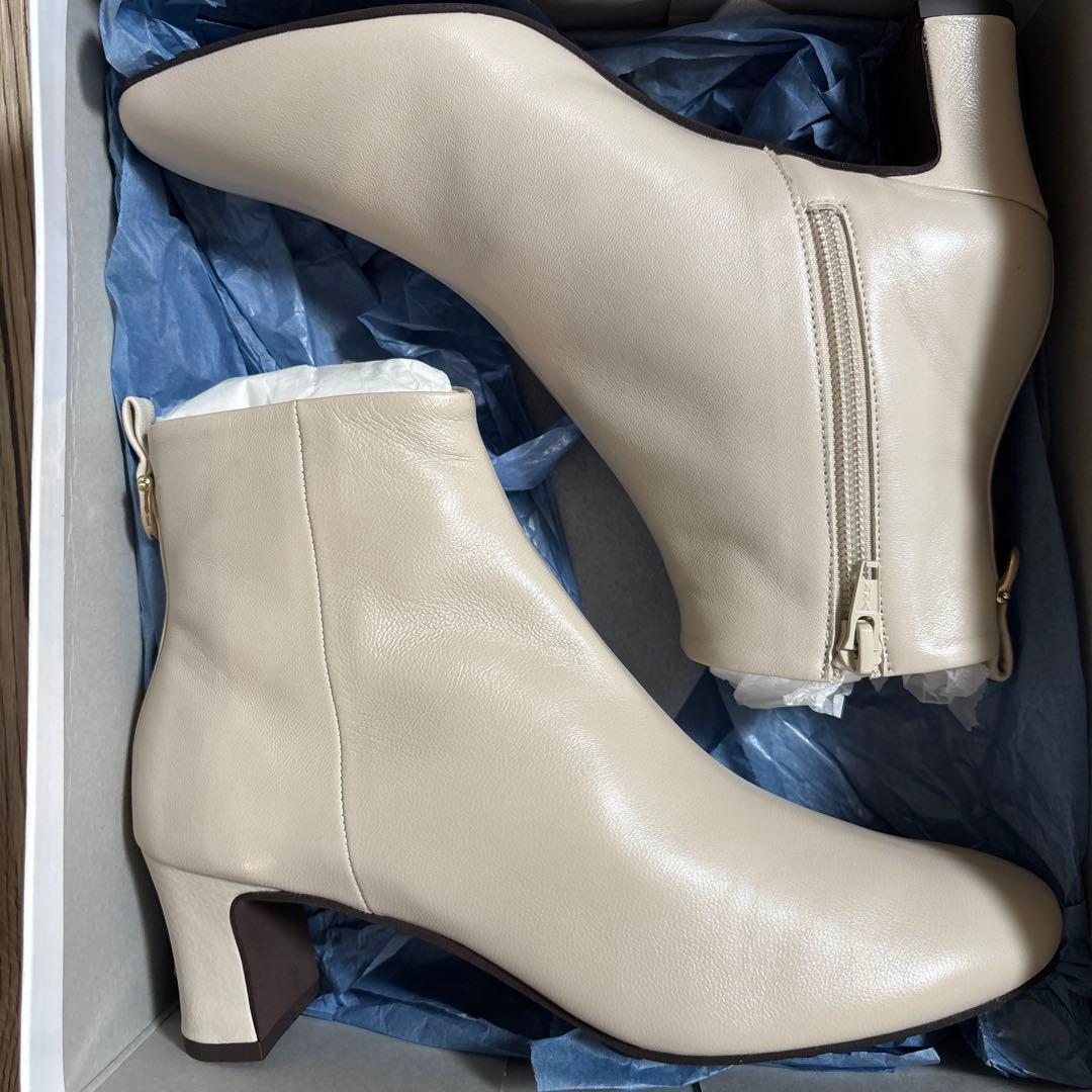 ベージュ　レザー　ジッパー付　ショートブーツ　M