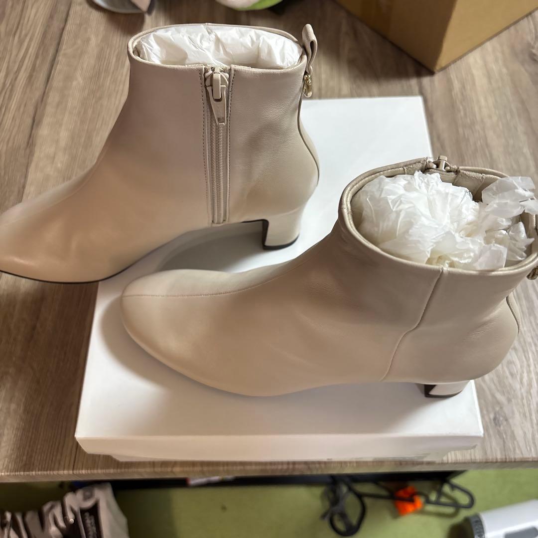 ベージュ　レザー　ジッパー付　ショートブーツ　M