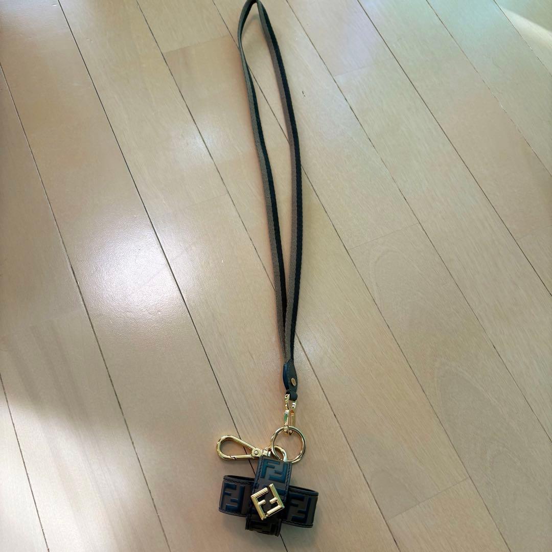 極美品【FENDI】AirPodsケース、ストラップセット、FF