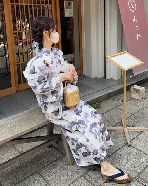 画像の黒つくり帯+お任せ白兵児帯つき◆ポリエステル浴衣◆上質黒紺花の大人浴衣◆