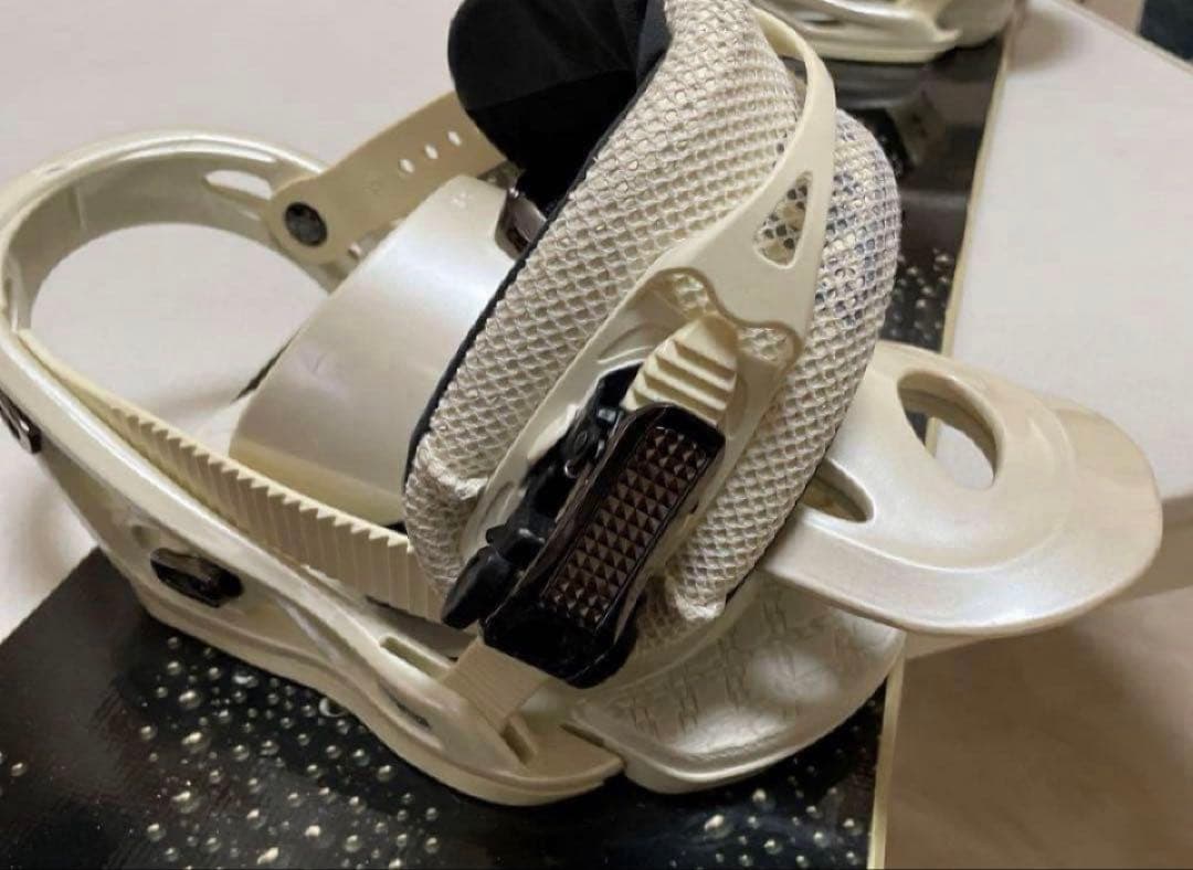 お正月特価‼️YESブラック系スノーボード FLUXホワイトバインディング