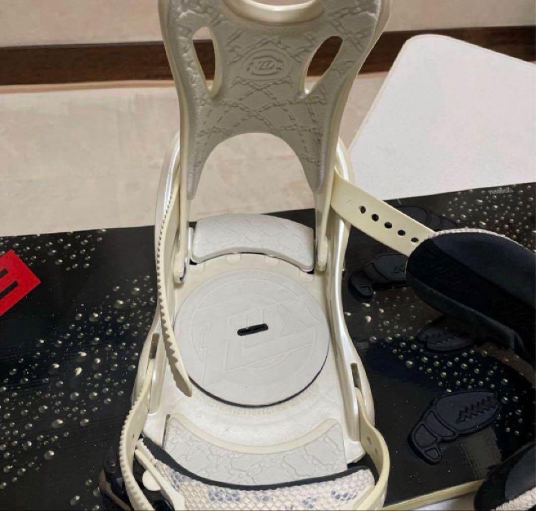 お正月特価‼️YESブラック系スノーボード FLUXホワイトバインディング