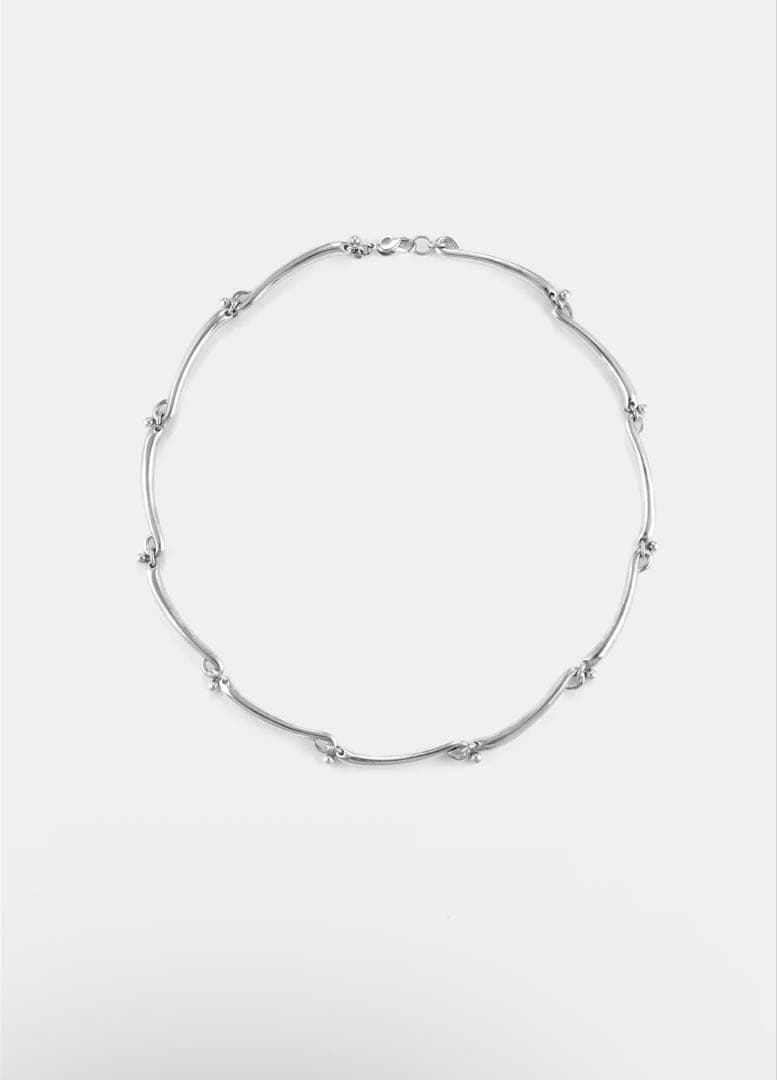 here‘s RENEE SWIRL LINE NECKLACE