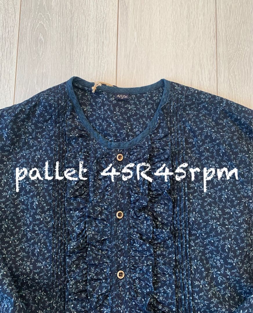 45R45rpm ツタフラワープリントのフリルブラウス(インディゴ)