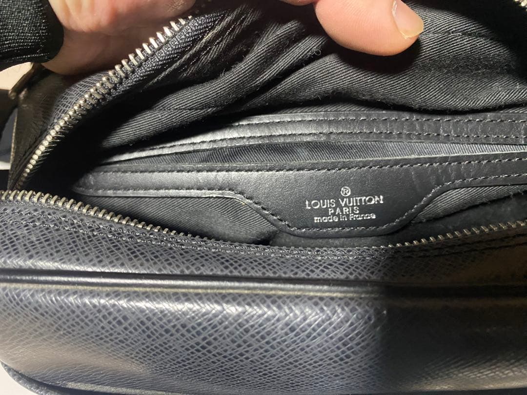 Louis Vuitton ブラックレザーショルダーバッグ