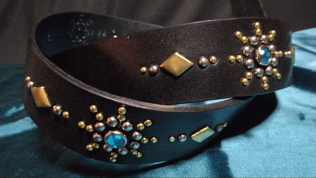 栃木レザー　スタッズブラック　ベルト　アクリル　アクアブルー