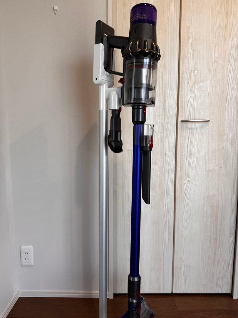 スタンド付ダイソンSV14 スティッククリーナー本体 付属ノズル 未使用品含む