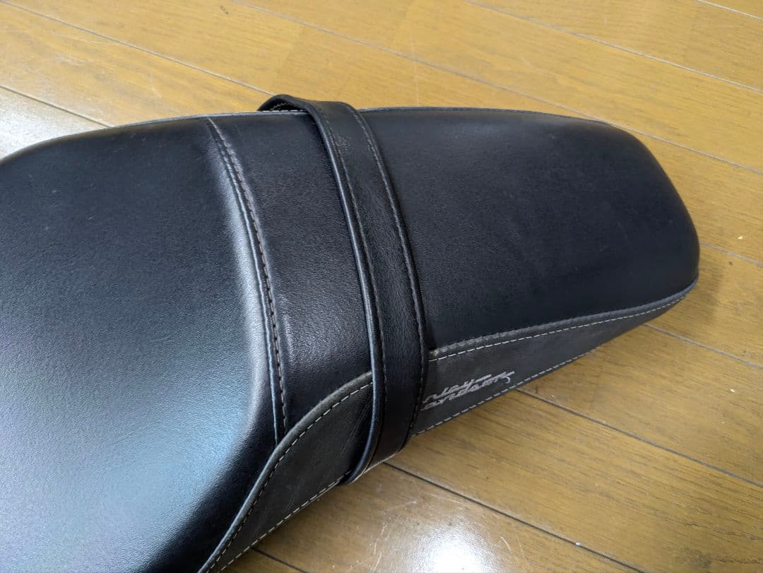 ハーレー純正　バッドランダーカスタムシート　52000211　スポーツスター
