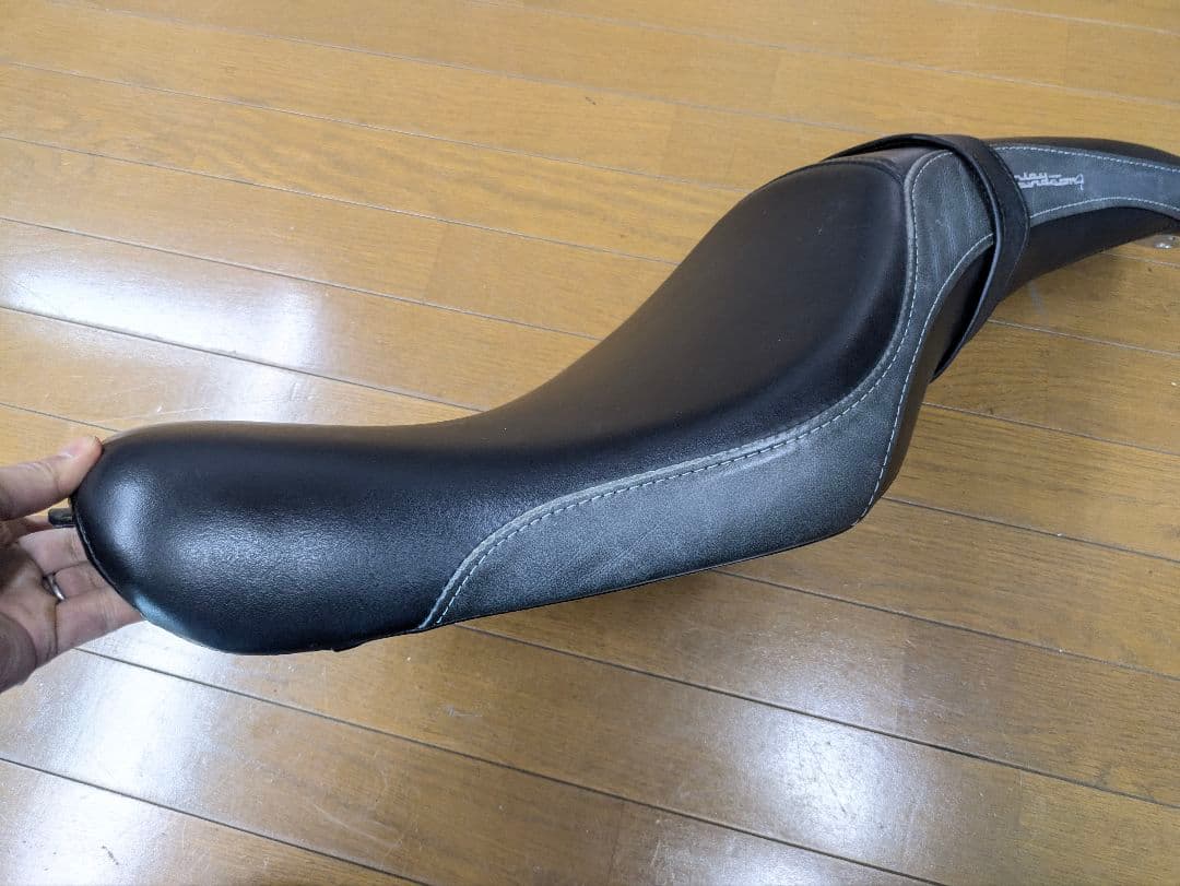 ハーレー純正　バッドランダーカスタムシート　52000211　スポーツスター