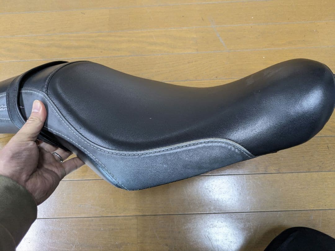 ハーレー純正　バッドランダーカスタムシート　52000211　スポーツスター