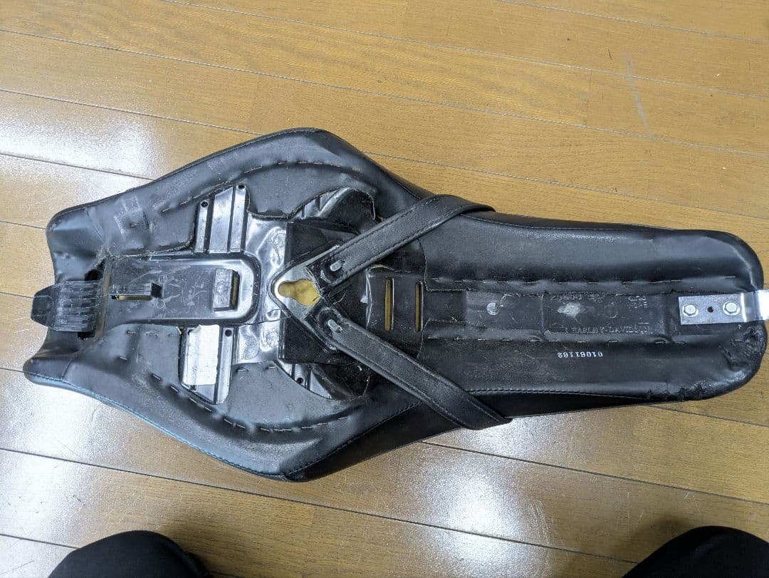 ハーレー純正　バッドランダーカスタムシート　52000211　スポーツスター