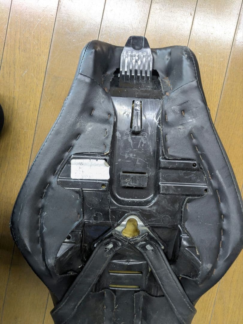 ハーレー純正　バッドランダーカスタムシート　52000211　スポーツスター