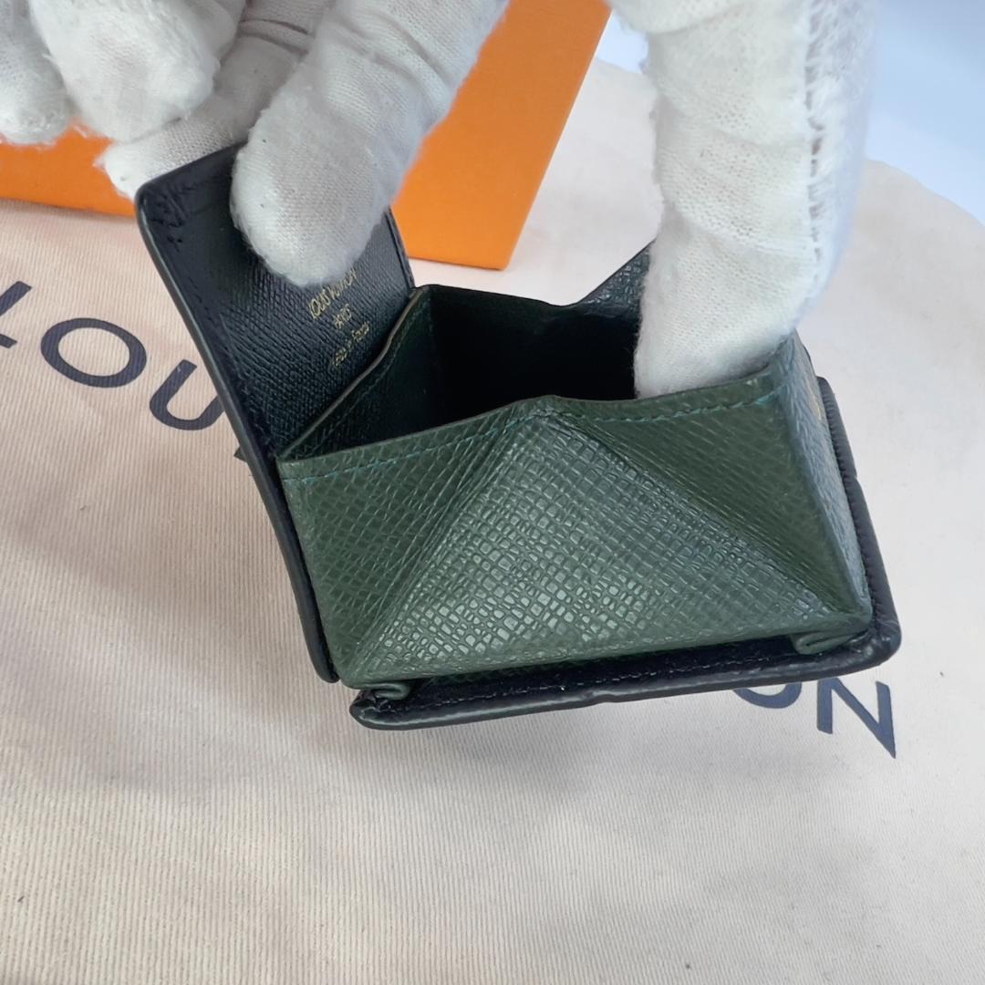 美品　ルイヴィトンの上質レザー使用 4069 シンプル高級感あふれるケース